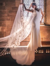 Fotografía: Perfect Bridal Velo de catedral de un solo cuerpo en color marfil con flores en 3D y perlas