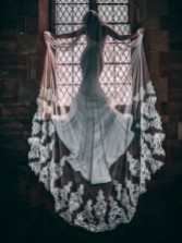 Fotografía: Perfect Bridal Velo de catedral de un solo cuerpo en color marfil con llamativos motivos de encaje