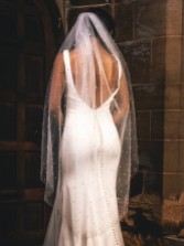 Fotografía: Perfect Bridal Velo de color marfil de una sola capa con bordes recortados y perlas dispersas