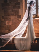 Fotografía: Perfect Bridal Velo de novia tipo catedral de una sola capa en color marfil con perlas y borde de encaje floral