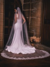 Fotografía: Perfect Bridal Velo de una sola capa en color marfil, ancho y con bordes de encaje trenzado