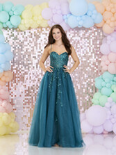 Photograph: Robe de bal « Lia Peacock » de Tiffany (TFY)