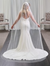Photograph: San Diego Ivory Single Tier Pearl Embellished Long Veil (voile long ivoire à un seul étage orné de perles)