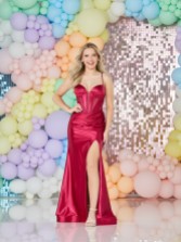 Fotograf: Tiffanys Jess Rotes Abschlussballkleid