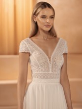 Fotografía: Top de novia de encaje boho en color marfil con mangas casquillo E436