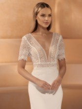 Fotografía: Top nupcial de encaje boho en color blanco marfil con cuello en V E443