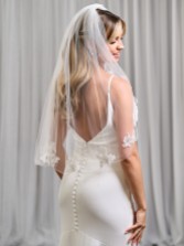 Fotografia: Véu Carlisle Ivory de uma camada com borda recortada e apliques de renda