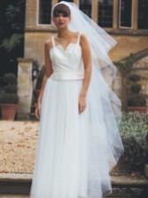 Fotografía: Velo de tul liso de dos capas Phoenix con borde sin rematar