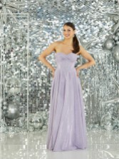 Fotografía: Vestido de fiesta de Tiffanys Mae en color lila, sin tirantes, con corte en A y detalles brillantes, y espalda tipo corsé
