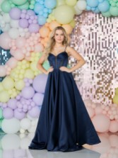 Fotografía: Vestido de gala Danielle Navy de Tiffany