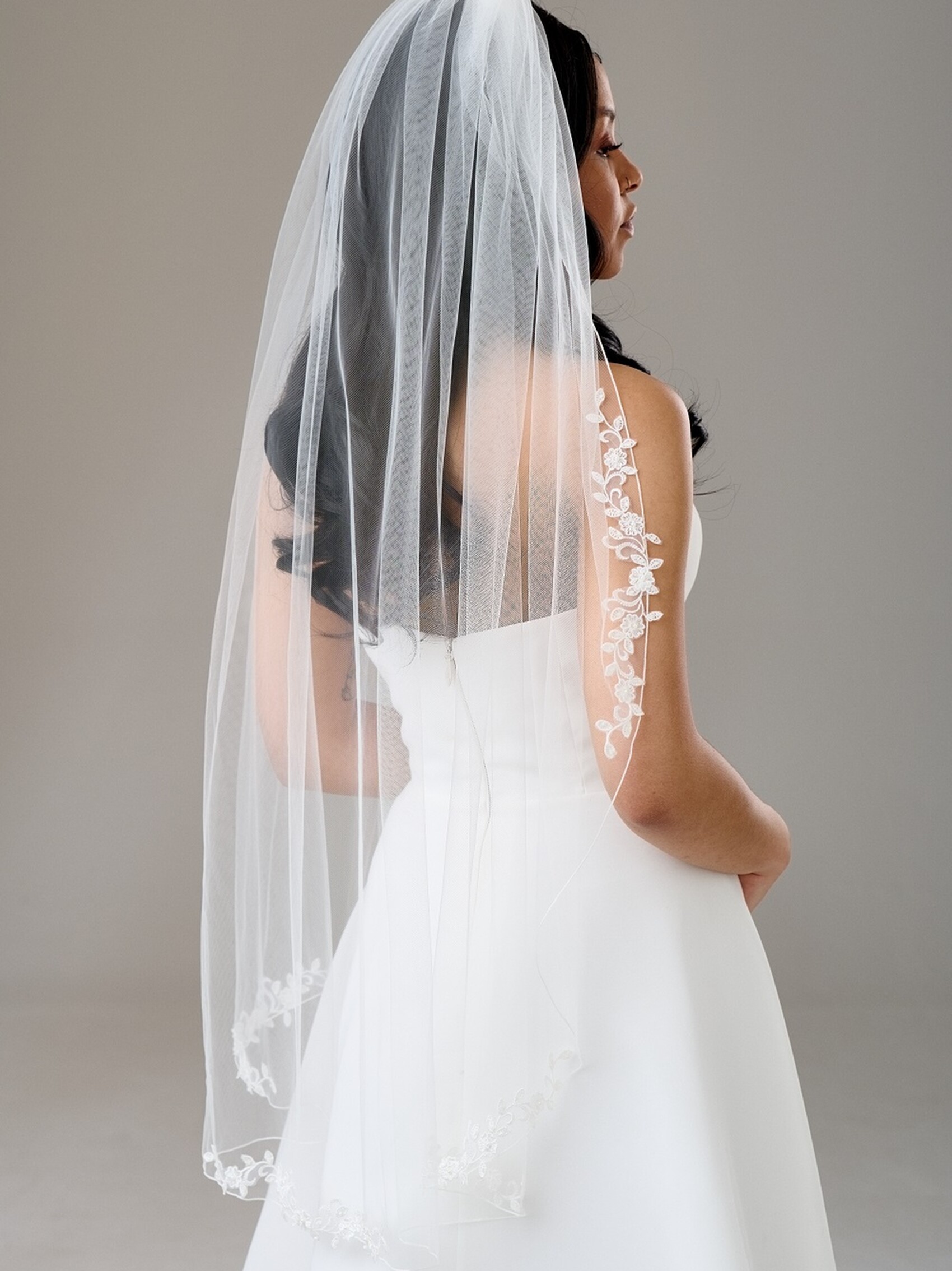 Montrose Ivory Single Tier Corded Edge Veil with Floral Lace  display picture 2