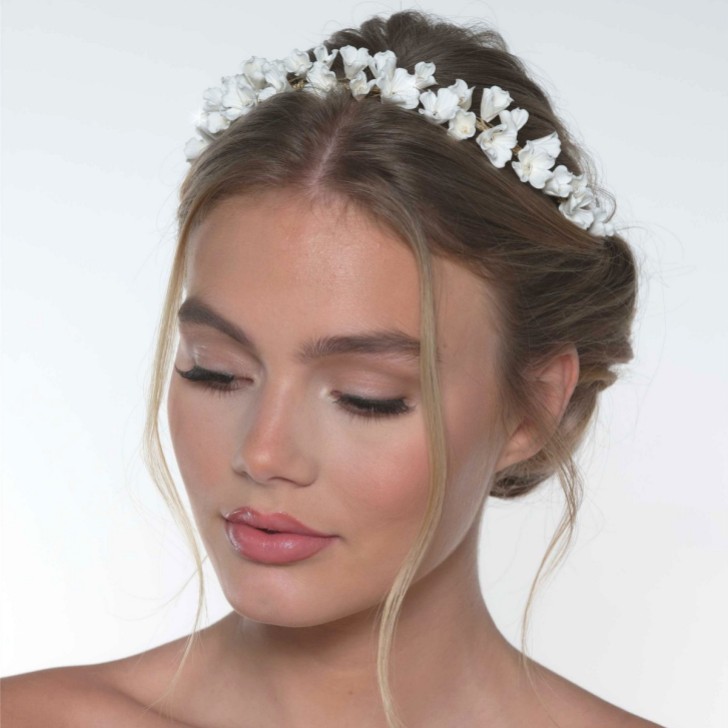 Adorno para o cabelo em porcelana marfim com flor de camélia dourada