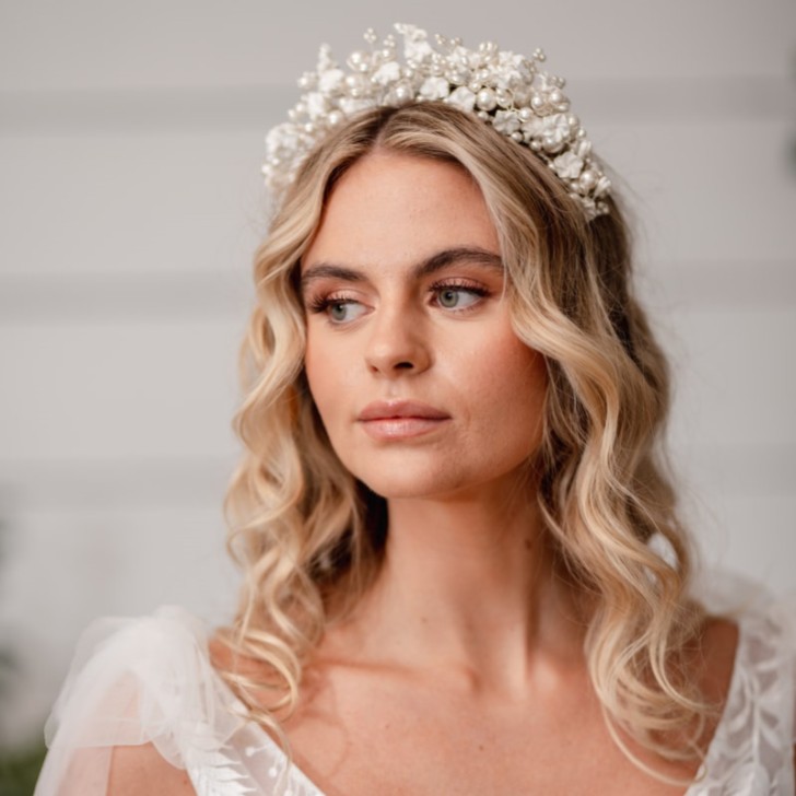Arianna Coroa de Pérolas e Flores AR717