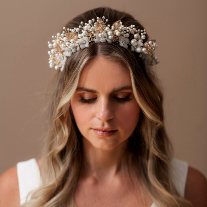 Arianna Diadema floral llamativa con hojas doradas y perlas AR738