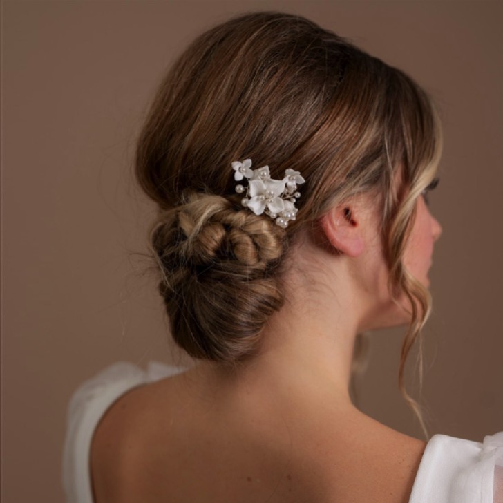 Arianna Pente de cabelo com mini flores de porcelana e pérolas Stellar AR734