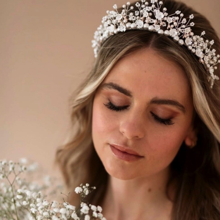 Arianna Tiara com pérolas astrais, contas e flores AR737