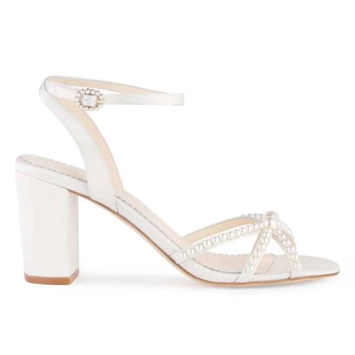 Bella Belle Lilia Ivory Silk Pearl Strappy Block Heel Sandals (Sandales à talons hauts en soie et perles)