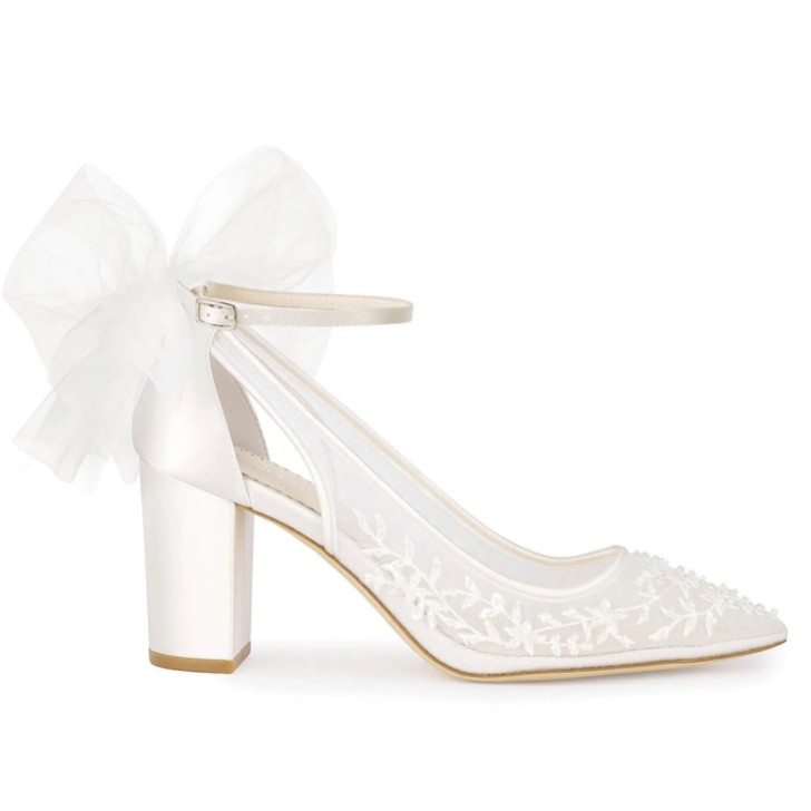 Bella Belle Sapatos de salto grosso com renda bordada com contas e motivos florais em Easton Ivory, com laços de tule