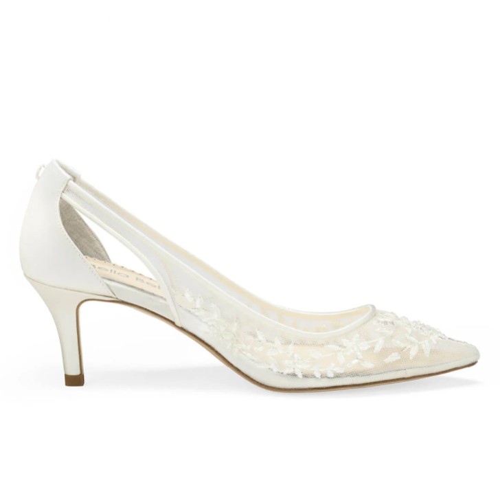 Bella Belle Zapatos de tacón bajo Esther Ivory de encaje floral con pedrería y lazos de tul