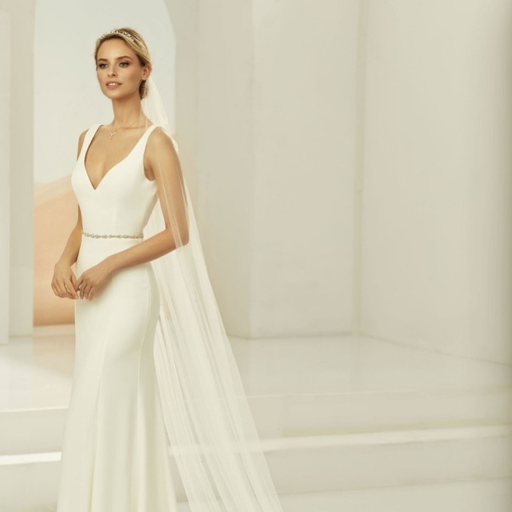 Bianco Elfenbein Einstöckiger Swarovski-Kristall-Kathedralschleier mit geschliffenem Rand S382