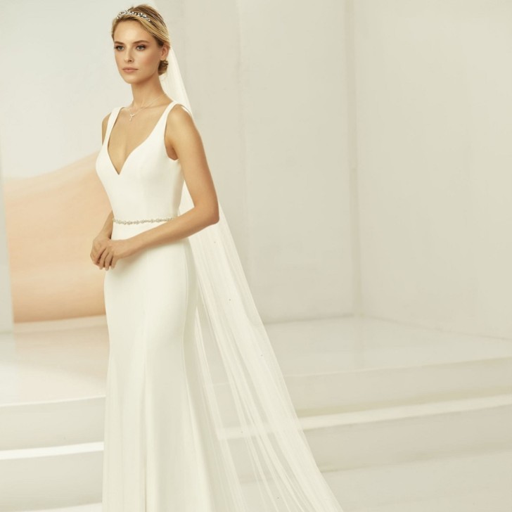 Bianco Elfenbein einstufiger Swarovski-Kristall-Kapellenschleier mit geschliffenem Rand S380