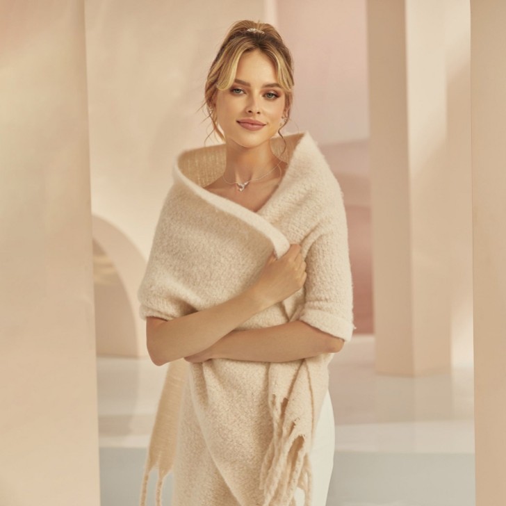 Bianco Gestrickter Hochzeitsschal mit Quasten E383