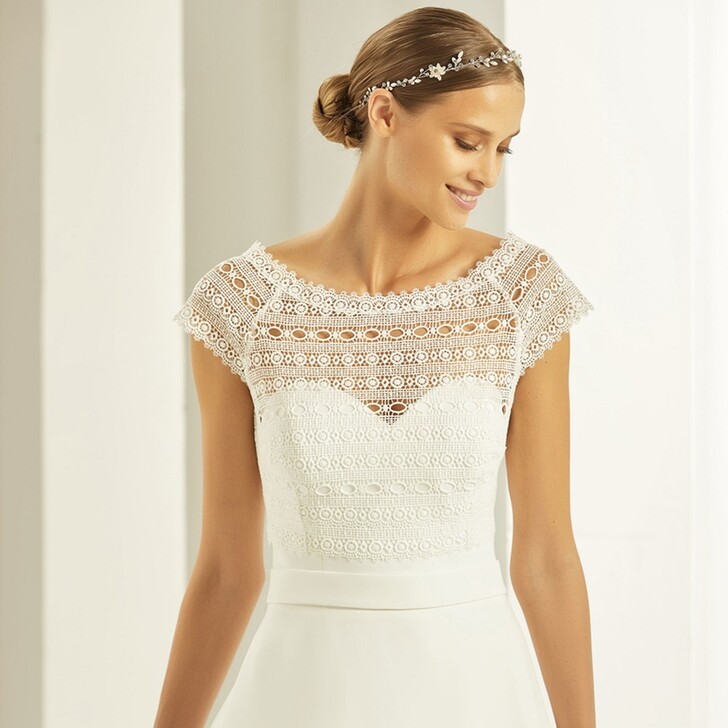 Bianco Ivory – bolerko ślubne w stylu boho z koronką i krótkim rękawem E278