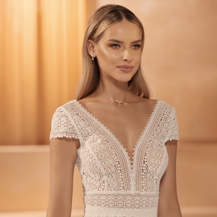 Bianco Ivory – ślubna bluzka w stylu boho z koronką i rękawkami typu cap E436