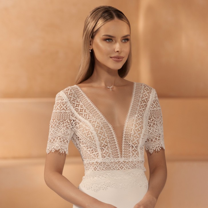 Bianco Ivory – ślubna bluzka z koronką w stylu boho i dekoltem w serek E443