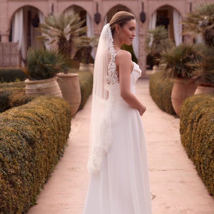 Bianco Ivory Single Tier Beaded 3D Flower Fingertip Veil S538