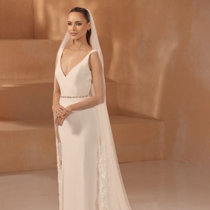 Bianco Ivory Single Tier Chapel Veil with Beaded Lace Edge S471 (voile de chapelle à un seul étage avec bord en dentelle perlée)