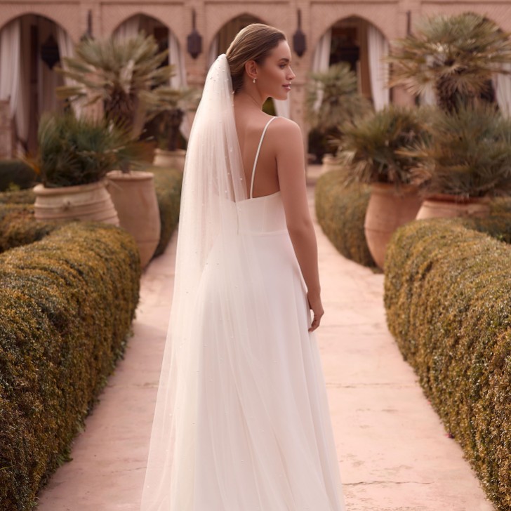 Bianco Ivory Single Tier Scattered Pearl Floor Length Veil S543