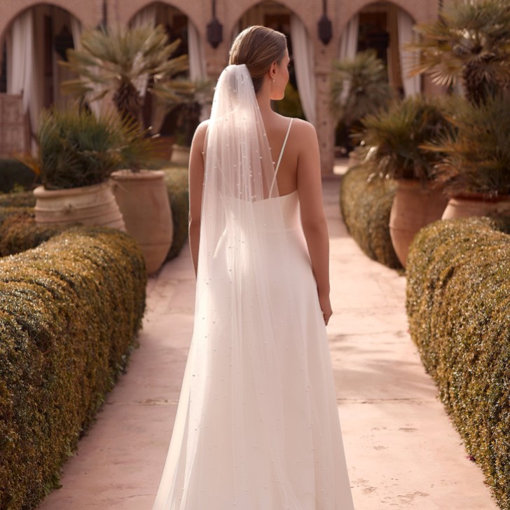 Bianco Ivory Single Tier Scattered Pearl Floor Length Veil S544
