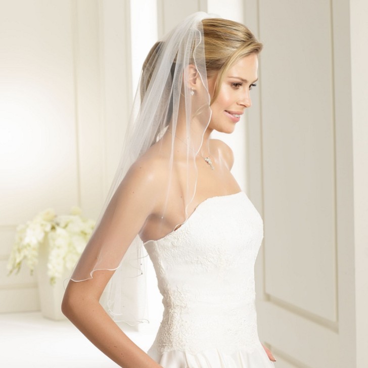 Bianco Ivory Single Tier Swarovski Crystal Elbow Length Veil with Corded Edge S135 (Voile à un seul niveau de cristaux Swarovski avec bordure en cordon)