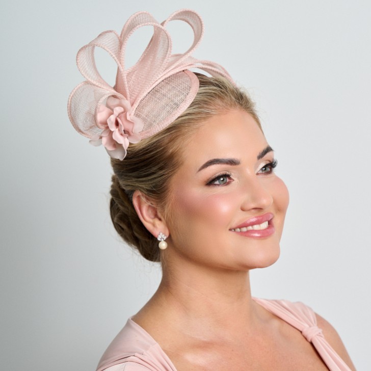 Blush Pink Einfache Seite Falte Sinamay Hochzeit Fascinator