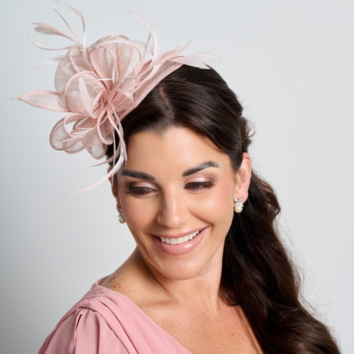 Blush Pink Sinamay und Feder Hochzeit Fascinator