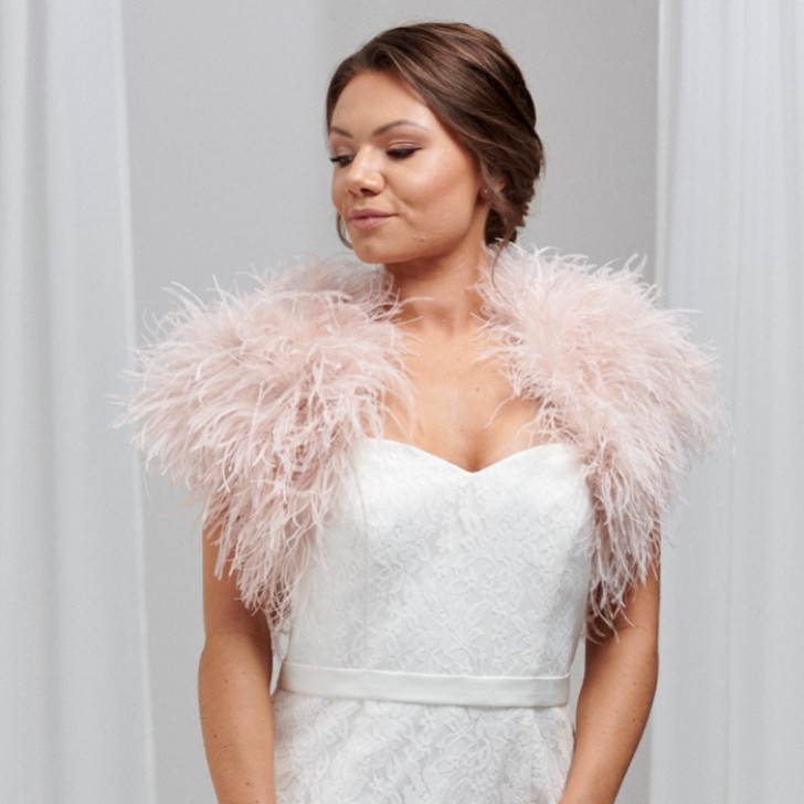 Bolero de noiva com penas de avestruz em rosa blush da Hayworth