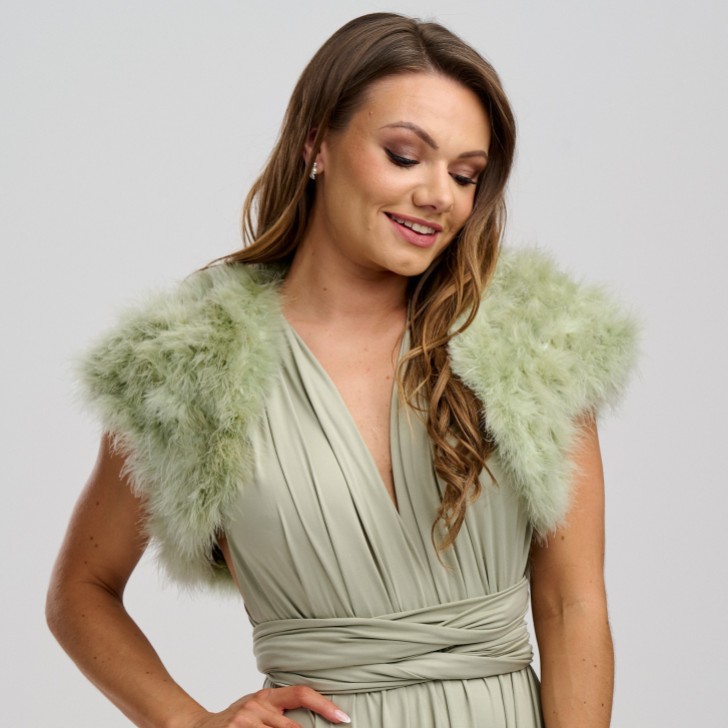 Bolero de plumas verde salvia de Sophia