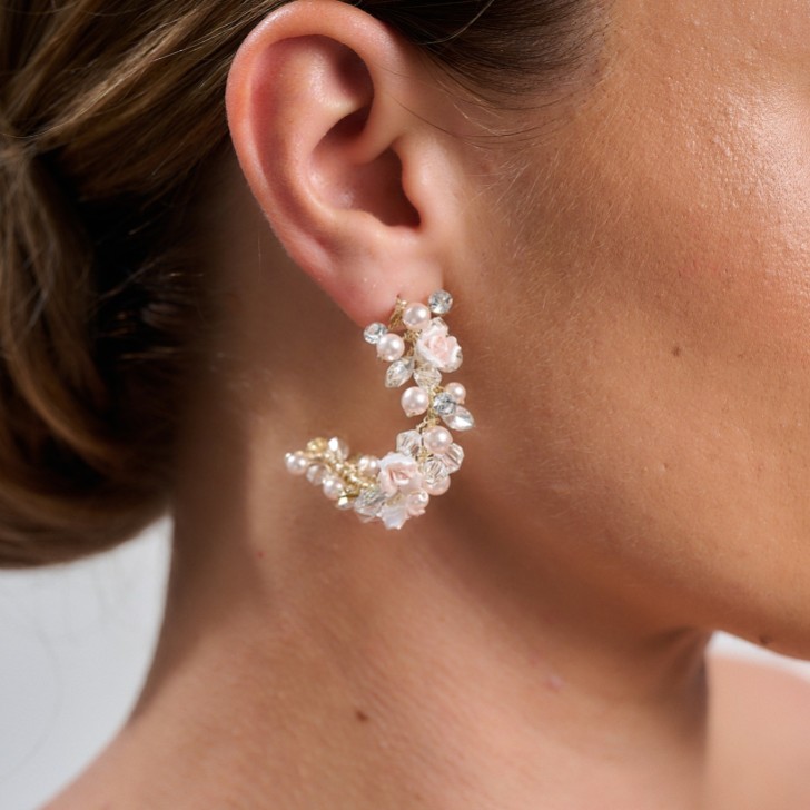 Brincos de argola dourados com flores em porcelana Amelia Blush
