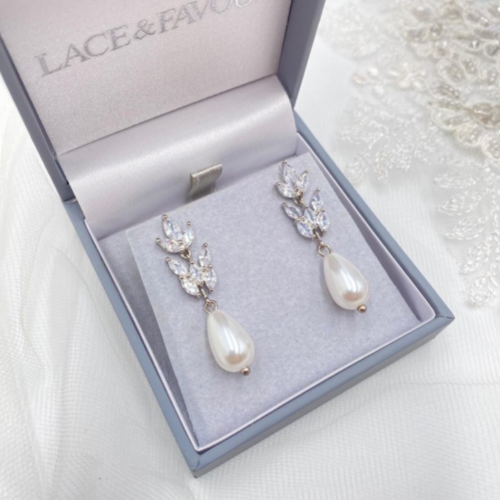 Brincos Divine em prata com zircónia cúbica e pérolas em forma de lágrima