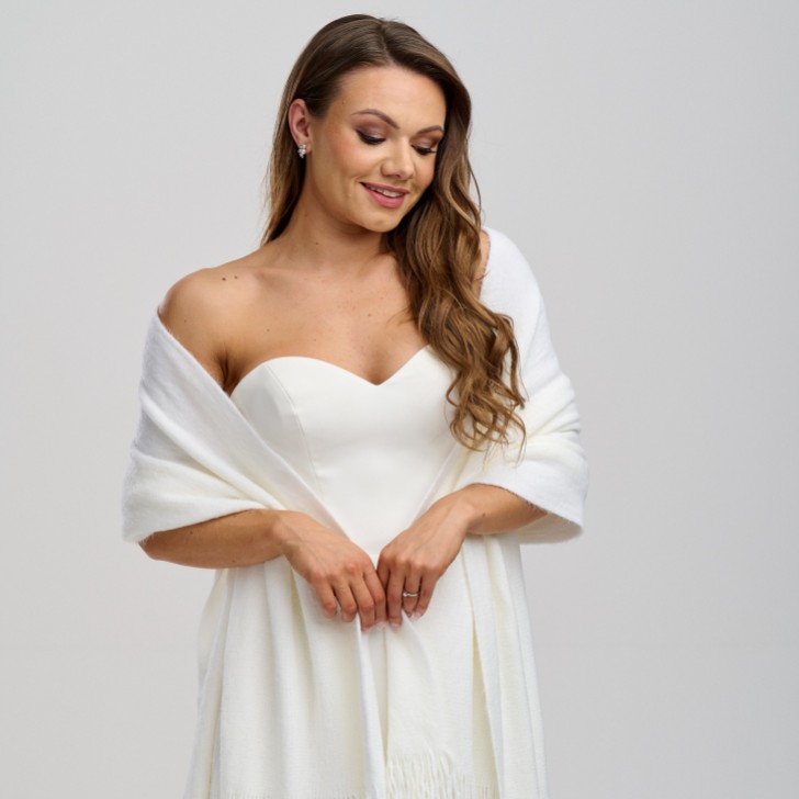Chale de boda de punto Katya Ivory con flecos