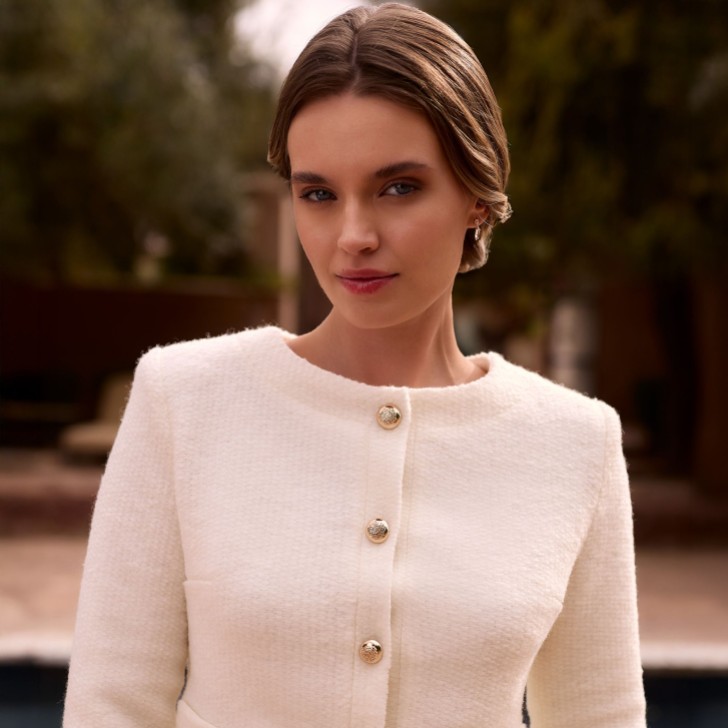 Chaqueta nupcial de punto con botones en color marfil blanco E494