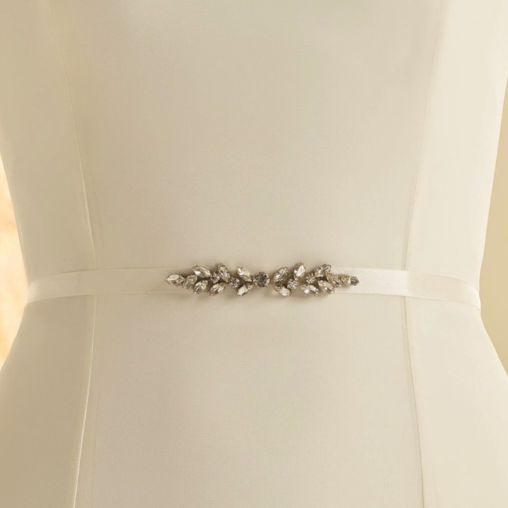 Cinto de casamento estreito em cetim branco com detalhes em cristal