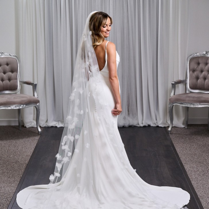 Cloverdale Ivory Single Tier Long 3D Flower Bridal Veil
