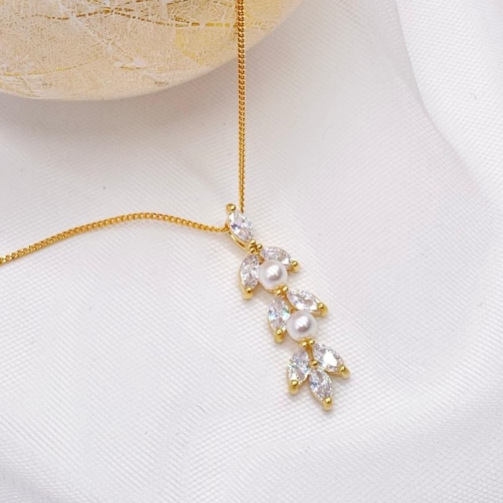 Colar com pendente Amalia Gold em zircónia cúbica e pérolas
