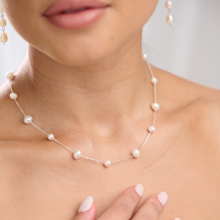 Colar Elenoa com corrente de pérolas delicadas