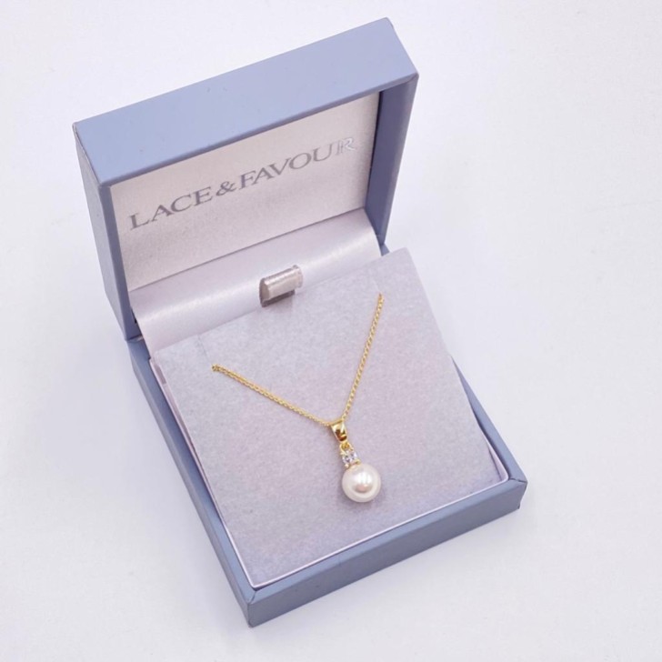 Collar con colgante de perla delicado de Evie Gold
