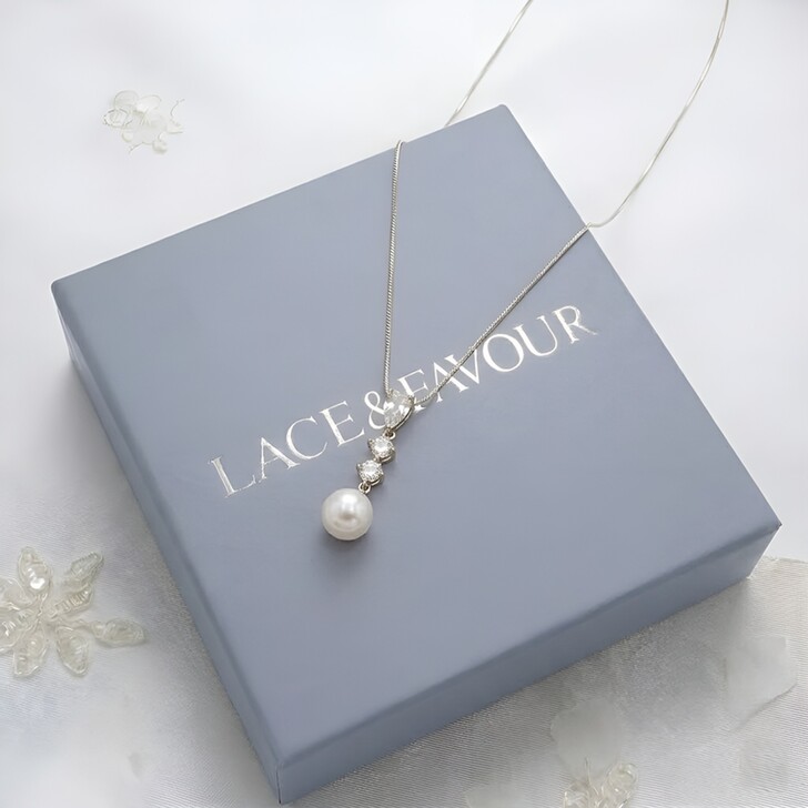 Collar con colgante de tres cristales y perlas de Celine