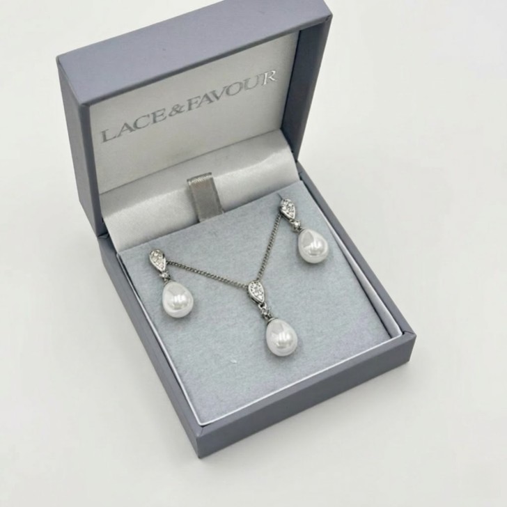 Conjunto de joias Faye Silver com pérolas em forma de lágrima e cristais
