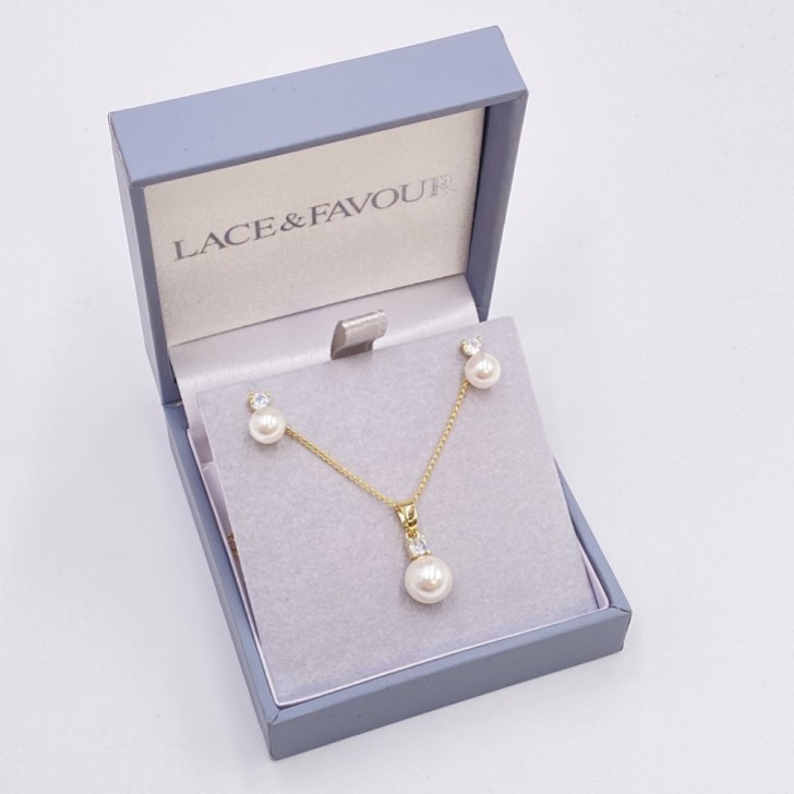 Conjunto de joyas Evie Gold: pendientes de perla y colgante